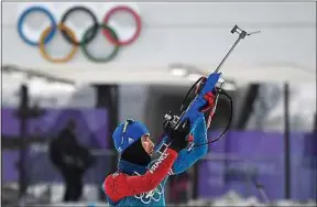  ??  ?? Fourcade n’est pas aidé d’un community manager pour tirer à balles réelles.