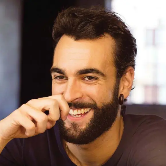  ?? Esordio fulminante ?? Marco Mengoni, 28 anni, è nato a Ronciglion­e (Viterbo): è il primo artista italiano ad aver vinto il Best European Act agli MTV Europe Music Awards, nel 2010.