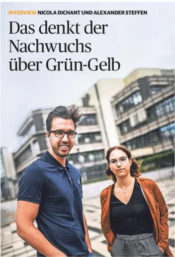  ?? FOTO: ANDREAS BRETZ ?? Alexander Steffen, Vorsitzend­er der Jungen Liberalen in NRW, und Nicola Dichant, Sprecherin der Grünen Jugend in NRW, vor dem Rp-pressehaus in Düsseldorf.