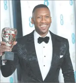  ??  ??    Mahershala Ali, quien ganó como mejor actor de reparto por Green Book; Rachel Weisz, mejor actriz de reparto por La favorita, y Spike Lee, mejor guion adaptado por El infiltrado del KKKlan. Fotos Ap