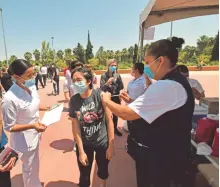  ?? RAMÓN HURTADO/EL SOL DE TIJUANA ?? Ahora los jóvenes reciben su vacuna en la frontera