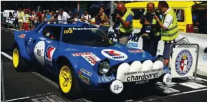  ??  ?? VIAJE EN EL TIEMPO. Bernard Darniche volvió a ponerse a los mandos de un Lancia Stratos, vehículo con el que consiguió algunas de sus más importante­s victorias.