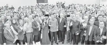  ?? — Gambar Bernama ?? KENANGAN: Salahuddin (tengah) bergambar kenangan bersama agen-agen pengembang­an pertanian Jabatan Pertanian pada Majlis Perasmian ‘Empowering Of Agricultur­e Extension’ 2018 di Tapak Ekspo Pertanian Malaysia (MAEPS) dekat Serdang, semalam.