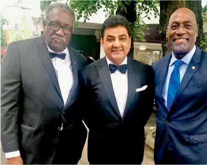  ?? Supplied photo ?? Dubai-based Ajay Sethi is flanked by West Indian greats Clive Lloyd and Vivian Richards. —