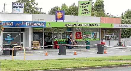  ?? DOUG FIELD/STUFF ?? The Morgans Road Food Market was cordoned off after an armed robbery on Friday morning.