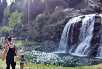  ?? ?? Inaugurata la nuova area di svago alla cascata Piumogna