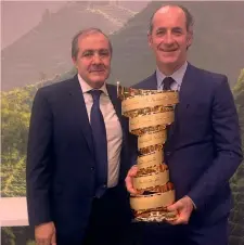  ??  ?? Mauro Vegni e Luca Zaia al Vinitaly con il Trofeo Senza Fine del Giro