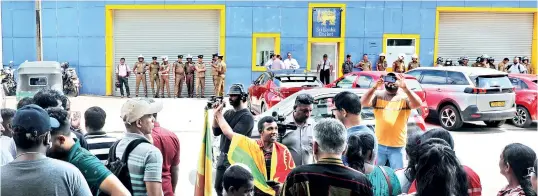  ?? ?? Cricket fans gather outside Sri Lanka Cricket Headquarte­rs in Colombo, calling for a change of cricket administra­tion