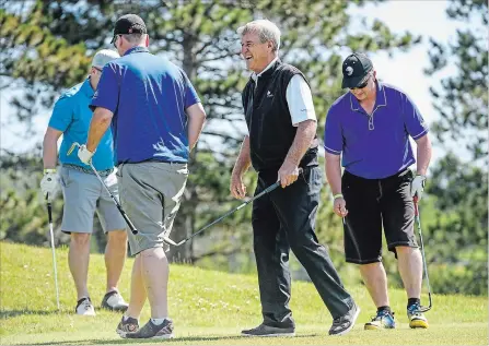  ?? GARY YOKOYAMA THE HAMILTON SPECTATOR ?? Hosting the second tee, Bobby Orr jokes with all the groups playing though at Ryan Ellis’s charity tournament Monday at Flamboroug­h Hills.