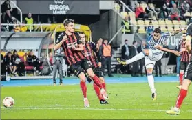  ?? FOTO: EFE ?? Willian José dispara con la izquierda para marcar el tercer gol en Skopje