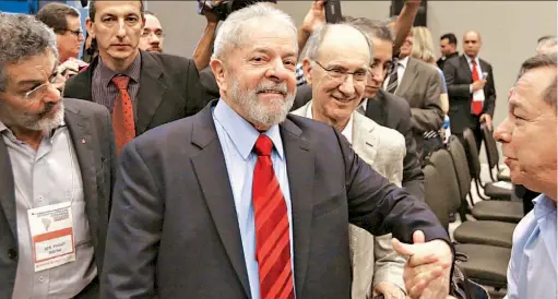  ??  ?? Lunes 30 de octubre de 2017 Lo quieren. Por el momento, Lula no ha hecho pública su intención de competir otra vez por la presidenci­a, pero las encuestas lo respaldan.