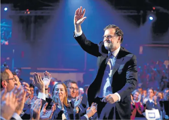  ?? EFE ?? El ex presidente del Gobierno Mariano Rajoy saluda una ovación en el plenario de la Convención del PP, ayer en Ifema.