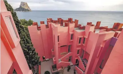  ?? Foto: D. Revenga ?? Hübsch, aber nicht ungestört: die Anwohner der Muralla Roja in Calp haben keine Ruhe.