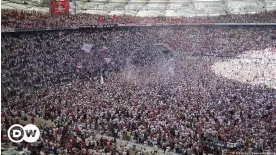  ?? ?? La Mercedes-Benz-Arena de Stuttgart a été envahie par les supporters à l'issue de la victoire face à Cologne