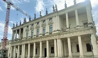  ?? ?? Museo Palazzo Chiericati è la sede della pinacoteca di Vicenza. È di Andrea Palladio L’ultimo imbrattame­nto è di venerdì sera
