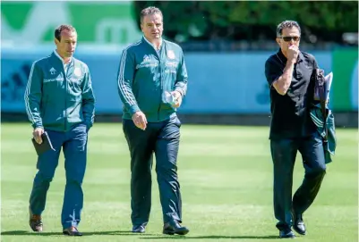  ??  ?? TRABAJO. Dennis Te Kloese junto a Gerardo Torrado y Juan Carlos Osorio, antes de una práctica de la Selección Mexicana.