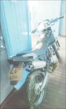  ??  ?? The motorcycle with the fake number plate that was used by the suspected hitman