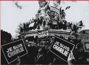  ??  ?? Débat. Toujours avec ses 4e, Samuel Paty aborde l’attentat contre « Charlie Hebdo ». Fallait-il se retenir de publier les caricature­s ?, interroge le professeur d’histoire-géographie.