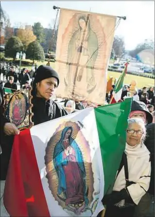  ?? CNS ?? Mujeres con un estandarte de la Virgen de Guadalupe, a su llegada al santuario de la Inmaculada Concepción en Washington (Estados Unidos)