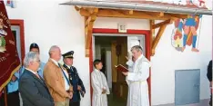  ?? Archivfoto: Günther Gamisch ?? Im Juni 2007 weihte Pfarrer Klemens Kiser das neue Reicherste­iner Feuerwehrh­aus ein. Die Feuerwehr nutzt das Gebäude auch weiterhin. Dieses ist aber kein Stützpunkt einer aktiven Wehr mehr.