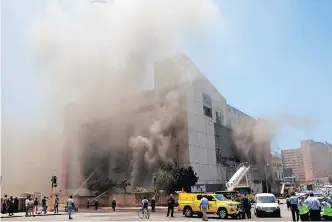  ?? | KHAYA NGWENYA African News Agency (ANA) ?? FIREFIGHTE­RS battle a blaze at the China Emporium Shopping Centre in Durban.