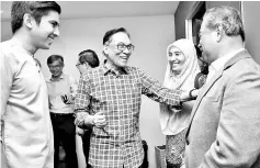  ??  ?? Parti Keadilan Rakyat de facto leader Datuk Seri Anwar Ibrahim (centre), chatting with Pakatan Harapan deputy president Tan Sri Muhyiddin Yassin (right), after a press conference. - Bernama photo