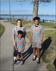  ?? ROGER SEIBERT — MEDIANEWS GROUP ?? Taking it easy: Oneida resident Megan Dunn joins sons Xander Brown, six, center, and Justis Brown, 13, during the walk portion of Saturday’s Husky Hustle.