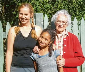  ?? Foto: Gerlinde Peters, Sabine Peters ?? Annamarie Peters mit ihrer Enkelin Michaela (links) und Urenkelin Yosephina (Mitte) 2011 in Melbourne. Die Seniorin ist auf dem alten Friedhof in Aichach beerdigt.