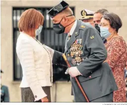  ?? LOURDES DE VICENTE ?? El coronel coloca la Cruz de Plata a la fiscal antidroga, Ana Villagómez.