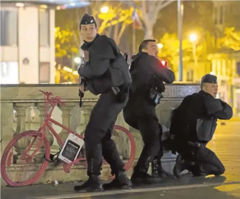  ?? EFE ?? Policías en la Plaza de la República de París, durante la noche de los atentados del 13 de noviembre de 2015