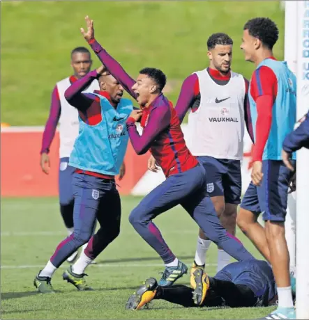 ??  ?? CELEBRACIÓ­N. Los internacio­nales ingleses celebran un gol durante un entrenamie­nto previo al partido de hoy contra Malta