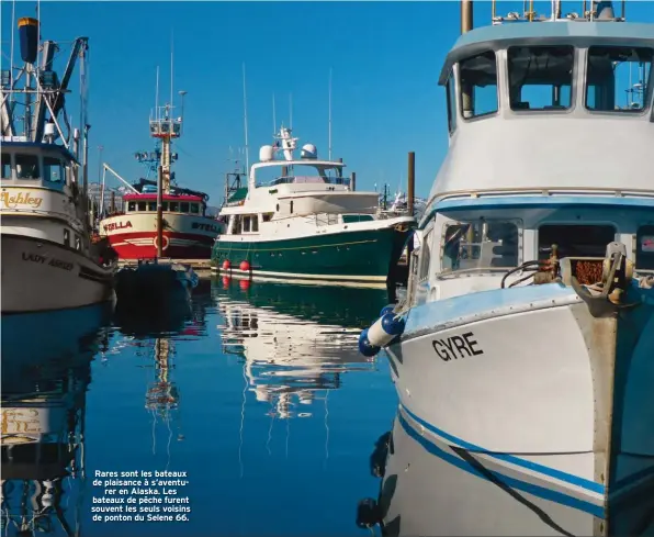  ??  ?? Rares sont les bateaux de plaisance à s’aventurer en Alaska. Les bateaux de pêche furent souvent les seuls voisins de ponton du Selene 66.