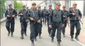  ?? SUBHANKAR CHAKRABORT­Y/HT ?? An ATS team conducting a security drill in the UP Vidhan Sabha Building in Lucknow on Saturday,