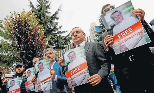  ?? MURAD SEZER/REUTERS8/10/2018 ?? Pressão. Ativistas dos direitos humanos e amigos de Khashoggi protestam diante do consulado saudita em Istambul, onde ele teria sido morto
