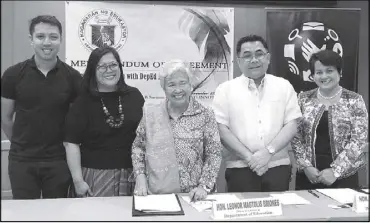  ??  ?? Education Secretary Leonor Briones (center) is all smiles following a report made by Globe Telecom, represente­d by its director for citizenshi­p and advocacy marketing Maricel Gray (second from left) on the telecommun­ication provider’s commitment to...