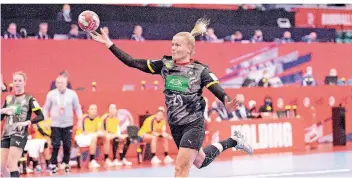  ?? FOTO: BO AMSTRUP/DPA ?? Nationalsp­ielerin Antje Lauenroth beim Wurf im Vorrundens­piel der Europameis­terschaft gegen Rumänien. Die Dhb-auswahl steht in der Hauptrunde.