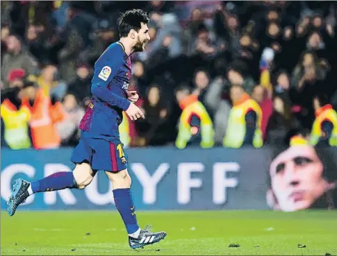  ?? ALEX CAPARROS / GETTY ?? Zancada de Messi, el pasado sábado, con una imagen de Johan Cruyff al fondo