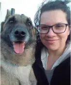  ??  ?? Bióloga Mariana Faria Corrêa, condutora e idealizado­ra da FARO Simbiota com a Malinois Gaia