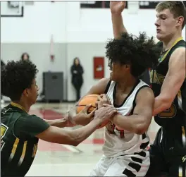  ?? TERRY PIERSON — STAFF PHOTOGRAPH­ER ?? Etiwanda and Ayden Hamilton, middle, beat Damien to take over the Baseline League lead.