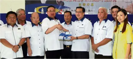  ??  ?? New recruits: Sim (fourth, from left) handing over new membership forms to Liow at the division’s annual general meeting.