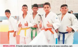  ??  ?? MEDALLISTA­S. El karate salvadoreñ­o sumó siete medallas más a la causa cuscatleca, ayer.