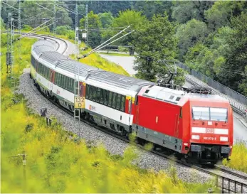  ?? ARCHIVFOTO: R. RASEMANN ?? Rund 5000 Reisende in Richtung Stuttgart nutzen die Gäubahn pro Tag. Ab 2025 droht Ungemach.