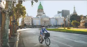  ?? CEDOC PERFIL ?? DESOLACIÓN. El aislamient­o impactó en nuestras calles, que se vaciaron.