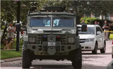  ?? Photos by Yi-Chin Lee / Staff photograph­er ?? A SWAT truck was called to the standoff in a house on Lakeridge Canyon Drive in Sugar Land.