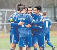  ?? FOTO: CHRISTIAN METZ ?? Wollen mit dem TSV Eschach auch beim VfB Friedrichs­hafen etwas zu feiern haben: Tim Kibler, Michael Eitel, Raphael Baumann und Manuel Ruess.