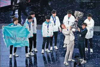  ?? GAO ERQIANG / CHINA DAILY ?? South Korean team Damwon Gaming celebrates with the trophy after beating China’s Suning Gaming in Saturday’s LOL World Championsh­ip final.