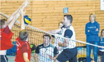  ?? FOTO: ROLF SCHULTES ?? Die TG Bad Waldsee (Ralf Sauerbrey beim Angriff, daneben Simon Scheerer) haben das erste Regionalli­ga-Heimspiel gegen Kappelrode­ck mit 3.1 gewonnen.