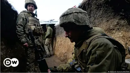  ??  ?? Украинские солдаты в Донбассе