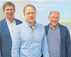  ?? FOTO: GERD MÄGERLE ?? Sie führen den Bibercard-Verein auch in den nächsten zwei Jahren: (v. l.) Udo Witzovsky, Christian Heinzel und Ulrich Prestle.