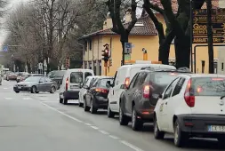  ??  ?? La situazione A sinistra, l’asse piuttosto congestion­ato di viale Piave, vicino alla stazione: il traffico risentireb­be del passaggio a senso unico della circonvall­azione interna. A destra, l’incrocio tra via Curletti e viale Piave